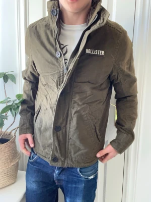 Hollister fieldjacket fur  - Hollister fieldjacket fur, stor på modellen. Inga defekter! Modellen i bilderna är 180 cm 75 kg och bär Storlek M , Kom med frågor! 🌟 (Kan gå ned i pris vid köp av paket 😉) 