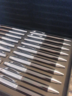Set med svarta och silverfärgade pennor - Säljer ett exklusivt set med flera kulspetspennor i svart och silverfärgad metall. Pennorna levereras i eleganta svarta presentaskar med stilren design. Perfekt för kontor, skola eller som present till någon som gillar att skriva.