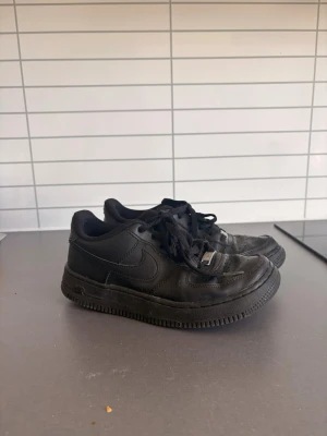 Svarta nike skor  - Ett par svarta Nike skor som legat i Byron o dammar, perfekt om du är servitris och behöver ett par sköna skor. Storlek 38, andvända 