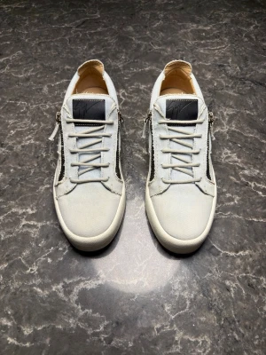 Giuseppe Zanotti - Säljer ett par otroligt snygga skor från det exklusiva märket Giuseppe Zanotti! Skorna är i mycket bra skick, skulle säga ungefär 9,5/10. Nypris ligger på över 6000kronor men vi säljer våra för endast 1699 och kan gå ner i pris ännu mer vid snabb affär! Skorna är i storlek 44 och är true to size. Skriv gärna ifall det är några funderingar, allt bästa SkoKapet