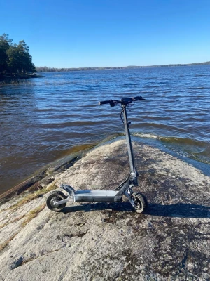 Elscooter g2 pro - Elektrisk sparkcykel kukirin g2 pro  med robust ram i metall och breda däck för extra stabilitet. Färgen är grå med svarta detaljer på styret och hjulen. Perfekt för att ta sig runt snabbt och smidigt. Passar dig som vill ha ett modernt och coolt transportmedel. Har sprayat den vit men man kan spraya om den såklart om man inte gillar Kan endast hämtas i Värmland!! Kan gå ner i pris