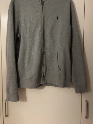 Grå zip-hoodie från Ralph Lauren - Snygg grå hoodie med dragkedja från Ralph Lauren. Perfekt till chill eller skola. Köp!!!💞