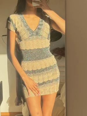 Missoni liknande guld och brun klänning  - Ett vintage find som är svår att få tag på!💞 jag är 174cm. Klänningen ser magisk ut i solen😍