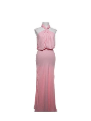 Lång rosa halterneckklänning - Snygg långklänning i ljusrosa med halterneck och draperad överdel. Klänningen har en figurnära passform och är ärmlös, perfekt för speciella tillfällen. Materialet känns mjukt och följsamt.