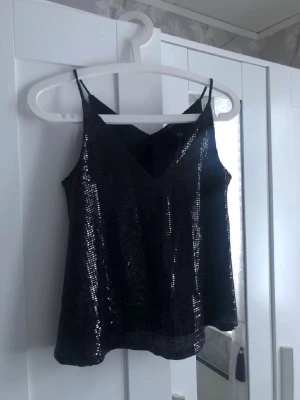 Festlinne - Säljer ett svart v-ringat festlinne från Lindex i strl. XS🖤 Oanvänd med prislapp kvar. |  SPARA 30 KR (återuppladdad annons)