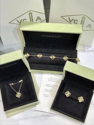 Fyrklöver 18k guldpläterade smyckesset - Exklusivt smyckesset Alhambra med armband, halsband och örhängen i guldton med fyrklöverformade hängen och pärlemordetaljer. Elegant och tidlös design som sticker ut.