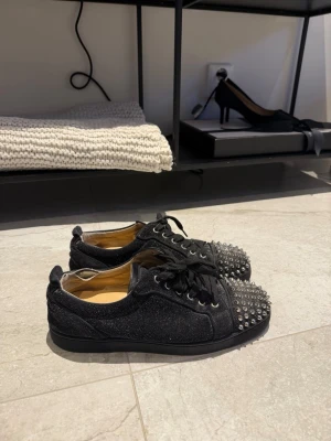 Christian Louboutin  - |Säljer nu dessa Christian Louboutin|Skorna är använda men fortfarande mycket kvar att ge|Storlek 43.5 fits 44.5|Vid eventuella frågor är det bara att höra av sig| 