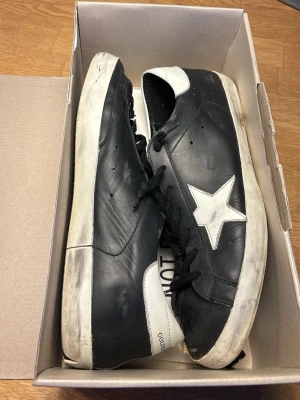 Golden goose skor - Säljer min Golden goose skor då jag inte använder dom längre. Köpta på vestiare collective med äktighetskontroll. Säljer billigt då jag behöver pengar nu. Box o dustbag ingår inte. 