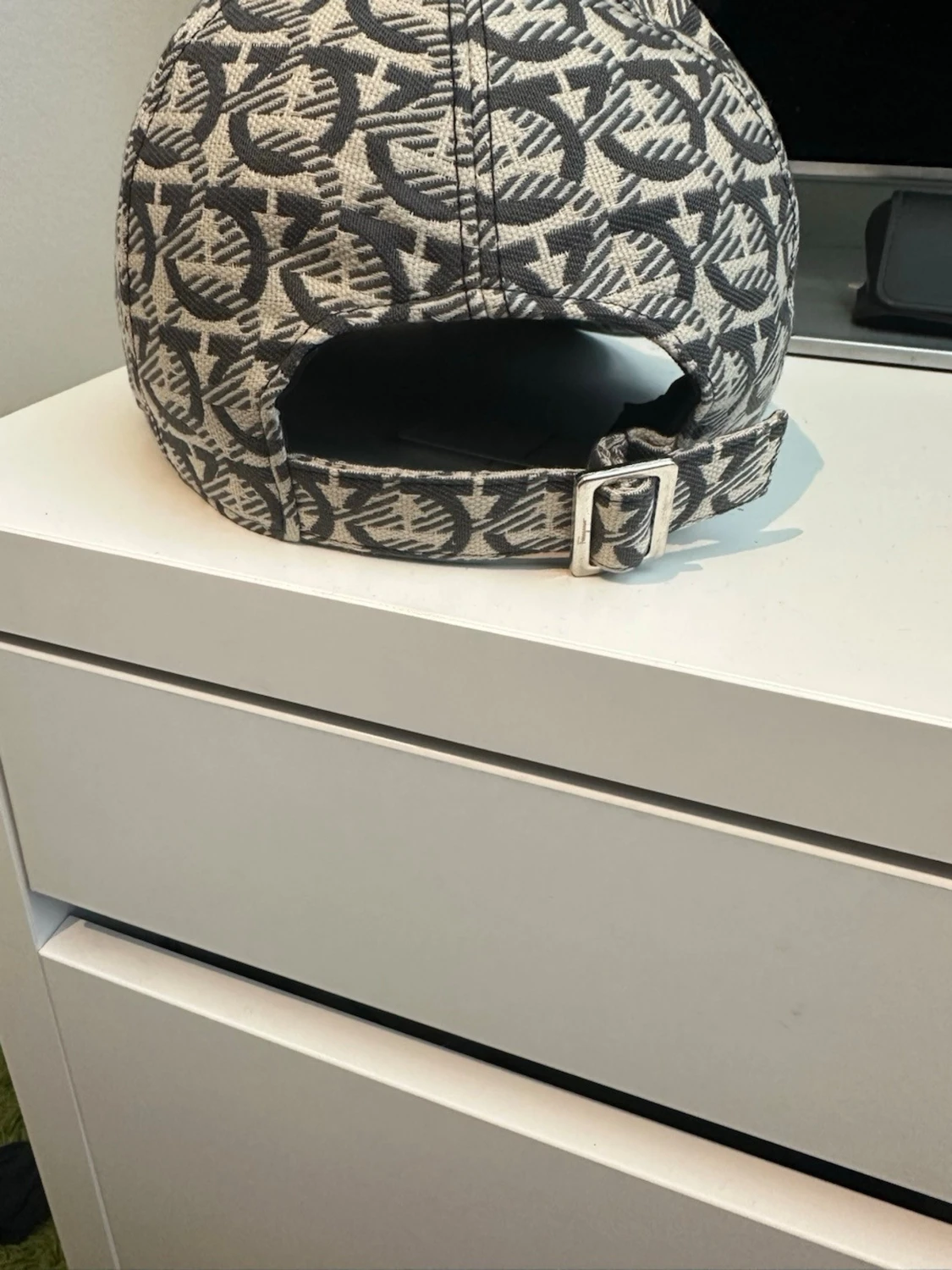 Ferregamo turkos keps  - 3