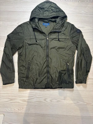 Ralph Lauren jacka  - Säljer nu en riktigt fin Ralph Lauren - Vindjacka i färgen grön/mörkgrön, perfekt nu i våren | Skick: 9,5/10 | Självklart 100% autentisk | Storlek: M | Hör av dig vid minsta fundering🙌
