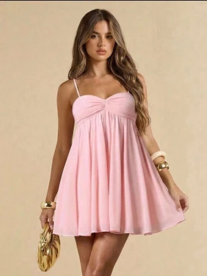 Ljusrosa klänning - Supersöt ljusrosa kort klänning! Köper för att den inte passade som ja ville 