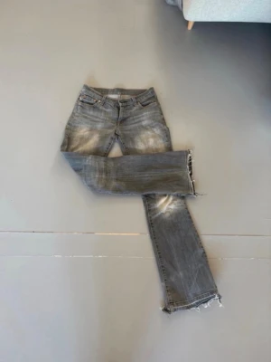 Lowrise Levis jeans - Lågmidjade bootcut jeans från Levis. Köpt secondhand men väldigt bra skick, säljer eftersom att dem tyvärr är för stora på mig💕