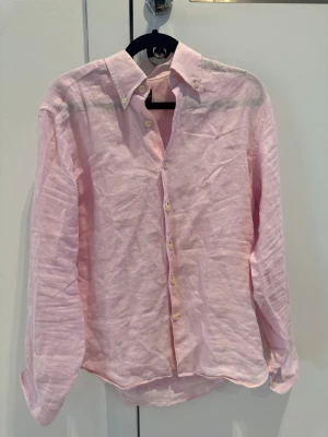 Rosa linneskjorta från Oscar Jacobson  - Rosa linneskjorta från Oscar Jacobson, perfekt till sommaren. Storlek XS. Kom vid funderingar!😊