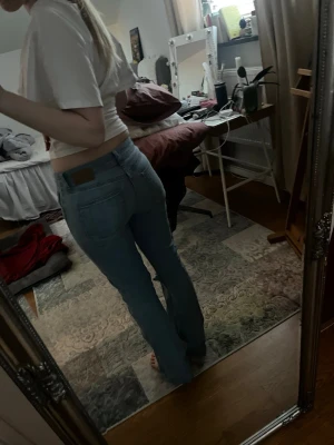 Ljusblå lågmidjade jeans  - Säljer ett par ljusblå jeans med ett hål på knät, de är as snygga men kommer tyvärr inte till andvändning, sprillans nya från lager 157 ( jag har gjort hålet i knät ) inga slitningar eller skador. Är i storlek S. Jag är 170 cm lång och de går ner i backen på mig! Skriv vid frågor 💕