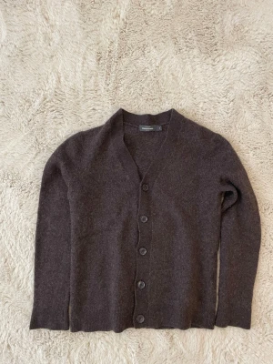 Brun kofta från Dressmann - Tjena säljer denna bruna koftan från dressman. Står storlek m men har krympt väldigt mycket i tvätt, så passar som XS. Kontakta vid funderingar.