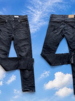 Svarta jeans från Tiger of Sweden - Svarta jeans från tiger of sweden, Style: Evolve, PRG: Roadie och med en storlek av W30 och L32, skick 8/10, knappt använda, Nypris up till 1399kr mitt pris endast 439! Kom med dm för frågor/bilder!🚨
