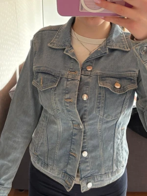 Ljusblå klassisk jeansjacka - Så snygg jeansjacka! I nytt skick