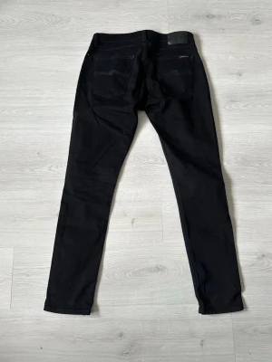 Nudie 31/32 - Ett par riktigt feta Nudie jeans! Modellen är Steddy Eddie II som har en riktigt schysst passform! De är i mycket bra skick och utan defekter:)  Skriv vid frågor och kolla gärna in min profil för fler jeans o kläder. Vid köp av fler plagg kan att schysst paketpris fixas:)