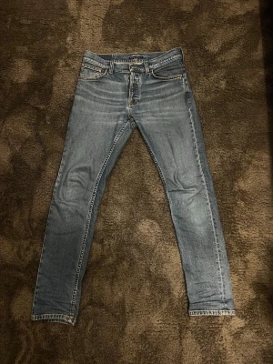 Nudie jeans Grim tim slim jeans - Lätt använda slim jeans från nudie. Lite ljusare blå tvätt.