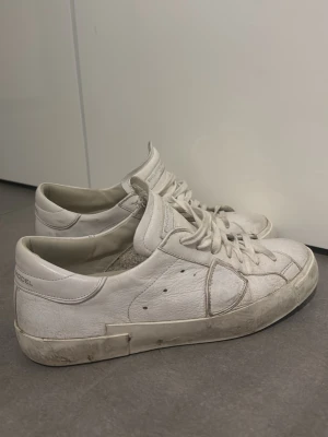 Philippe model - Tja! Säljer mina Philippe model skor då dom inte används alls. Skicket är 9/10 då dom är använda fåtal gånger. Storleken är 40.