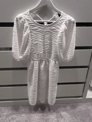 Vit klänning  - Vit klänning från gina tricot, använd 2 gånger. Perfekt till studenten eller skolavslutningen 