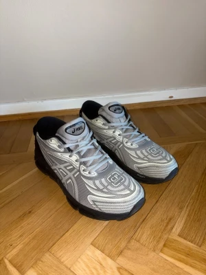 Asics x C.P Company skor - Säljer nu mina Asics eftersom dem ej passade. Jag har satt på crease skydd på dem och endast använt 2 gånger så dem är nästan som nya!  Strl: 45 men dem är små i storleken så dem passar 44 också  Det är bara och höra av sig om man har några frågor😁  Söker snabb och enkel affär✅