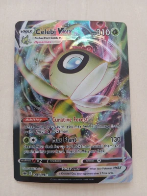 Pokémonkort Celebi VMAX 008/198 - Säljer ett färgglatt och holografiskt Pokémonkort med Celebi VMAX från Sword & Shield-serien. 