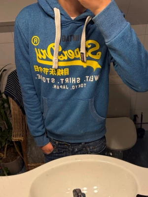 Superdry Vintage Hoodie - Tja! Säljer en tvär fet Superdry vintage Hoodie. Otroligt skönt material och bra passform. 10/10 skick, som ny. Hör av dig vid minsta fundering!