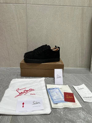Svarts loubs skor - Säljer ett par mycket fina och unika skor I färgen  svart med spikar | storlek 42 | helt nya utan tags på | allt på bilderna medföljer!