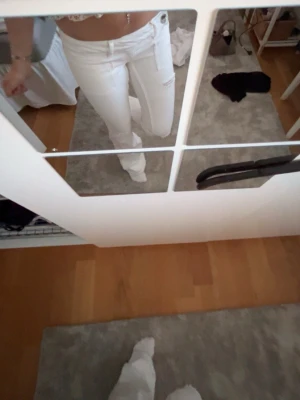 Vita jeans - Vita jeans i storlek xs från Gina! Inte defekter, som nya!