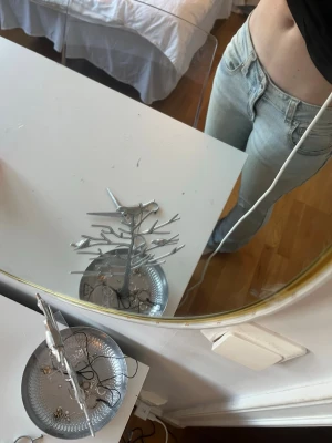 Ljusblå bootcut jeans - Säljer ett par ljusblå bootcut jeans med låg midja. Jeansen har en snygg tvätt och är perfekta för en avslappnad och trendig look. Materialet är mjukt och stretchigt för extra komfort. Annvända ett fåtal gånger 