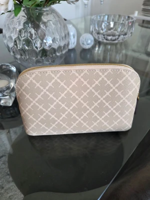 Malene Birger Bae Small Beige Necessär - Fin Malene Birger necessär. Nypris: 899kr