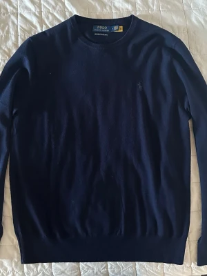 Ralph Lauren tröja - Snygg mörkblå tröja från ralph lauren. Har kvitto om det skulle behövas. Använd max 5 gånger så nyskick. Svin bra deal som ny✅✅