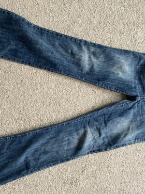 Blå jeans från Roberto Cavalli vintage  - Snygga blå jeans vintage jeans köpta i Paris för $120. Jeansen har en cool, något sliten look och är tillverkade i mjukt denimtyg. Perfekta för dig som vill ha en stilren och trendig vardagslook.