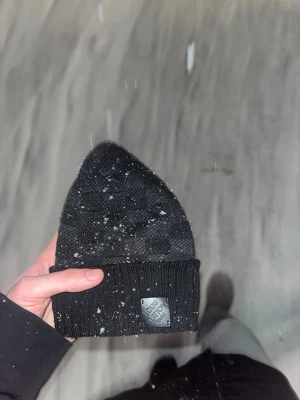 Svart mössa från Louis Vuitton - Inga täcken på andvänding kommer med box och kvitto.