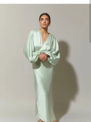 SÖKER!! - Söker denna fina satinklänningen i storlek 36 möjligtvis 34 