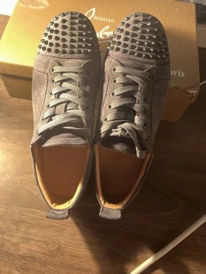 Gråa Christian Louboutin sneakers - Riktigt fräscha loboutins som är använda 5-10 gånger, äkta köpta i italien för 950€. Kom med ett pris