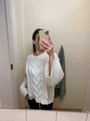 Stickad tröja  - En lite oversized stickad tröja från H&M i storlek S. Fläckar på framsidan, se sista bilden