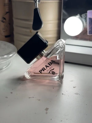 Prada parfym med rosa doft - Använd 2-3 gånger men tycker det luktar för mycket och inte min doft. Köpt på kicks 16/1 