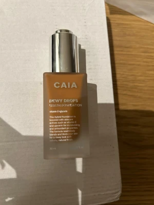 CAIA Dewy Drops Serum Foundation 30ml - Köpte fel färg därför säljer jag, färgen är 40W 