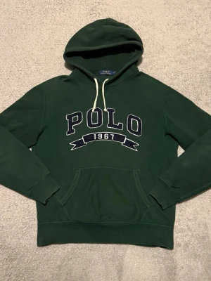 Ralph Lauren hoodie - Säljer en riktigt snygg Ralph Lauren hoodie i storlek M. Riktigt skön grön färg. Skicket är mycket bra! Hör av er vid frågor eller funderingar🙌