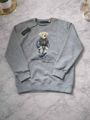 Ralph Lauren sweatshirt (kvitto finns) - En riktig fet polo bear tröja med en fin grå melerad färg. Kvitto från Nk finns från november säljer eftersom jag har växt en bra bit och kunde inte lämna tillbaka, Kom pm för fler frågor