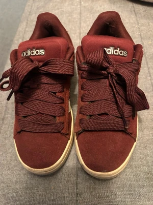 Adidas skor  - Jag säljer ett par vinröda adidas skor. Då dom inte kommer till användning längre. Dom är i ett bra skick det ända är att det är lite slitet vid hälarna men det är inget som man tänker på. Tvättar dom såklart innan jag skickar. Kom gärna med andra pris förslag ❤️