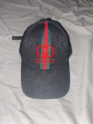 Svart Gucci keps  - Snygg svart keps som är jätteskön