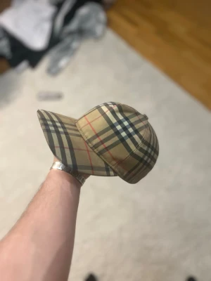 Burberry Keps - Klassisk Burberry-keps. Stilren och exklusiv.