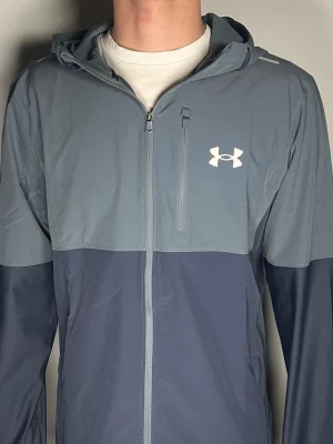 Under armour windbreaker - Säljer en riktigt snygg och trendig Under armour windbreaker i fint skick, storlek M, vid frågor är det bara att skriva //Gramenti