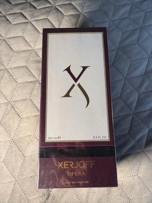Xerjoff Opera Eau de Parfum 100 ml - Lyxig parfym från Xerjoff i doften Opera. Flaskan rymmer 100 ml och kommer i en elegant förpackning med vinröda och guldiga detaljer. Eau de Parfum som ger en exklusiv känsla och passar dig som gillar unika dofter.