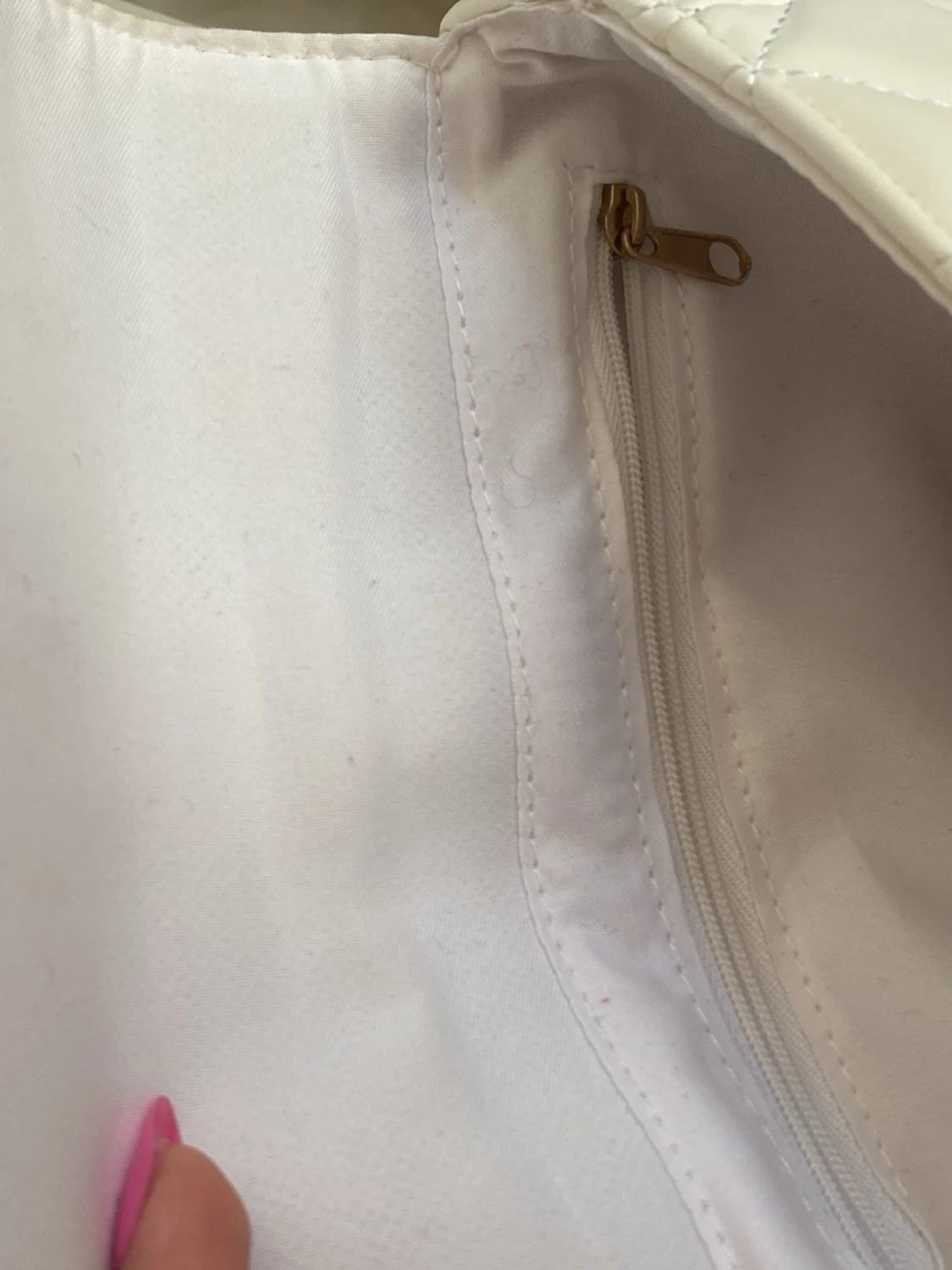 Vit quiltad axelväska med guldkedja - 3