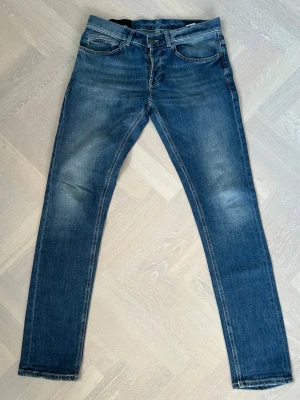Dondup George Jeans - Tja säljer nu dessa riktigt snygga Dondup jeansen i storlek 32 där nypriset är cirka 4000kr och modellen är George, skick 9/10 vid minsta lilla fundering så är det bara att höra av sig!  Mvh Santén