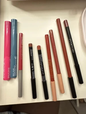 Läppennor och liquid liners - Artdeco-158, Bare minerals- cherished rosé, Maybelline Lifter liner - 09 peaking, 07 Biglift. Nyx -natural, coffee. Clinique-15 crushed berry. Nyx vivid brights - dont pink twice och cyan simp. Se bild för hur mycke som e kvar.:)🩷 skriv vilka som man vill köpa. 